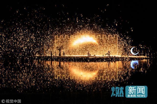 非物质文化遗产“打铁花”亮相北京世界公园